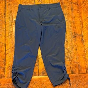 Women’s navy lightweight Eddie Bauer capri pants